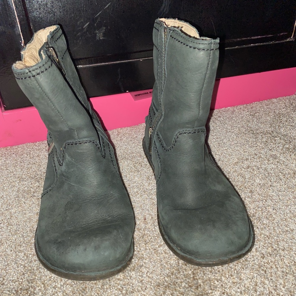 Size 5 Kid’s Black Ugg Boots